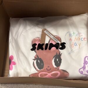 SKIMS 🐰White Graphic Tee with Pink bunny